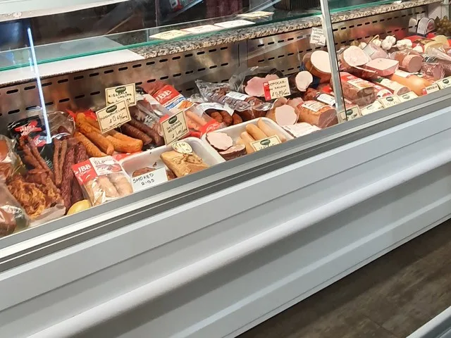 Felvágottak és húskészítmények az élelmiszerbolt hidegpultjában