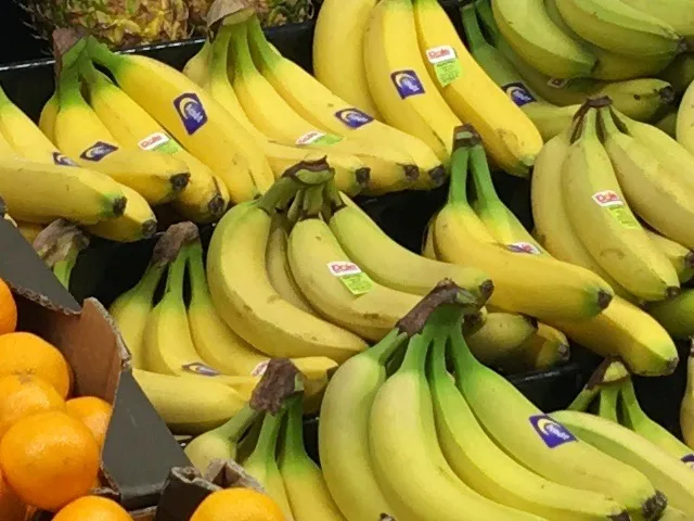 Friss gyümölcs és zöldség az élelmiszerbolt zöldséges pultján