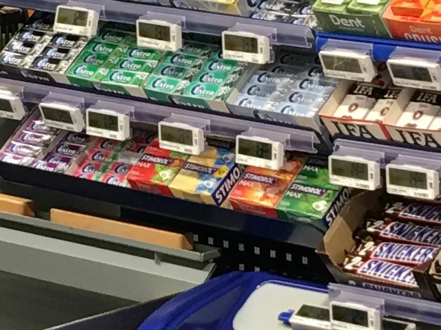 Édességek és impulzustermékek polca a pénztár mellett az élelmiszerboltban