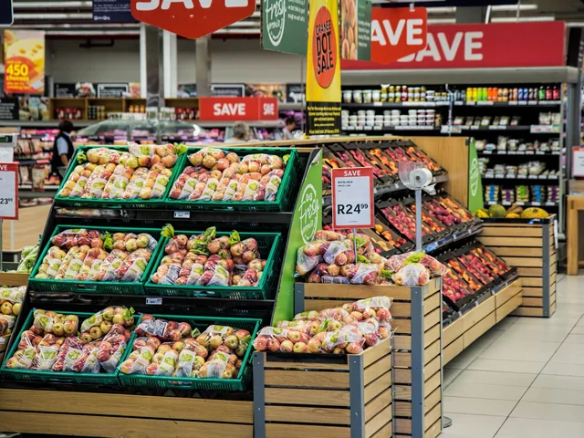 Élelmiszerbolt belső tere, feltöltött polcokkal és friss árukínálattal